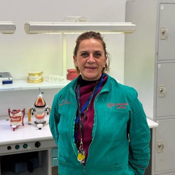 Eleonora indossa il camice verde ed è in laboratorio odontoiatrico