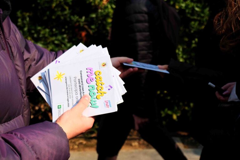 Un ragazzo distribuisce i volantini dell'iniziativa 
