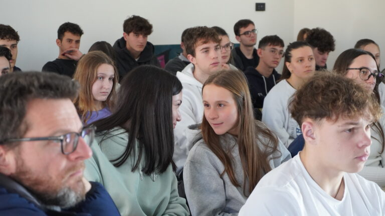 Gruppo di studenti ascolta l'intervento di Bergamo Informagiovani durante le giornata del placement