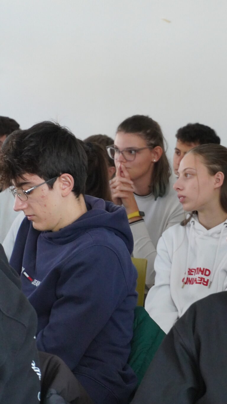Gruppo di studenti ascolta l'intervento di Bergamo Informagiovani durante le giornata del placement