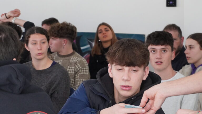 gruppo di studenti che riceve un biglietto da visita.