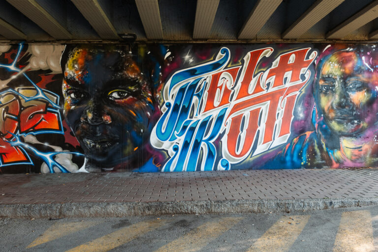 Il murales rappresenta il volto di Fela Kuti, che presenta venature di tanti colori che convergono verso gli occhi. Accanto al volto è scritto il suo nome in caratteri cubitali blu e rossi.
