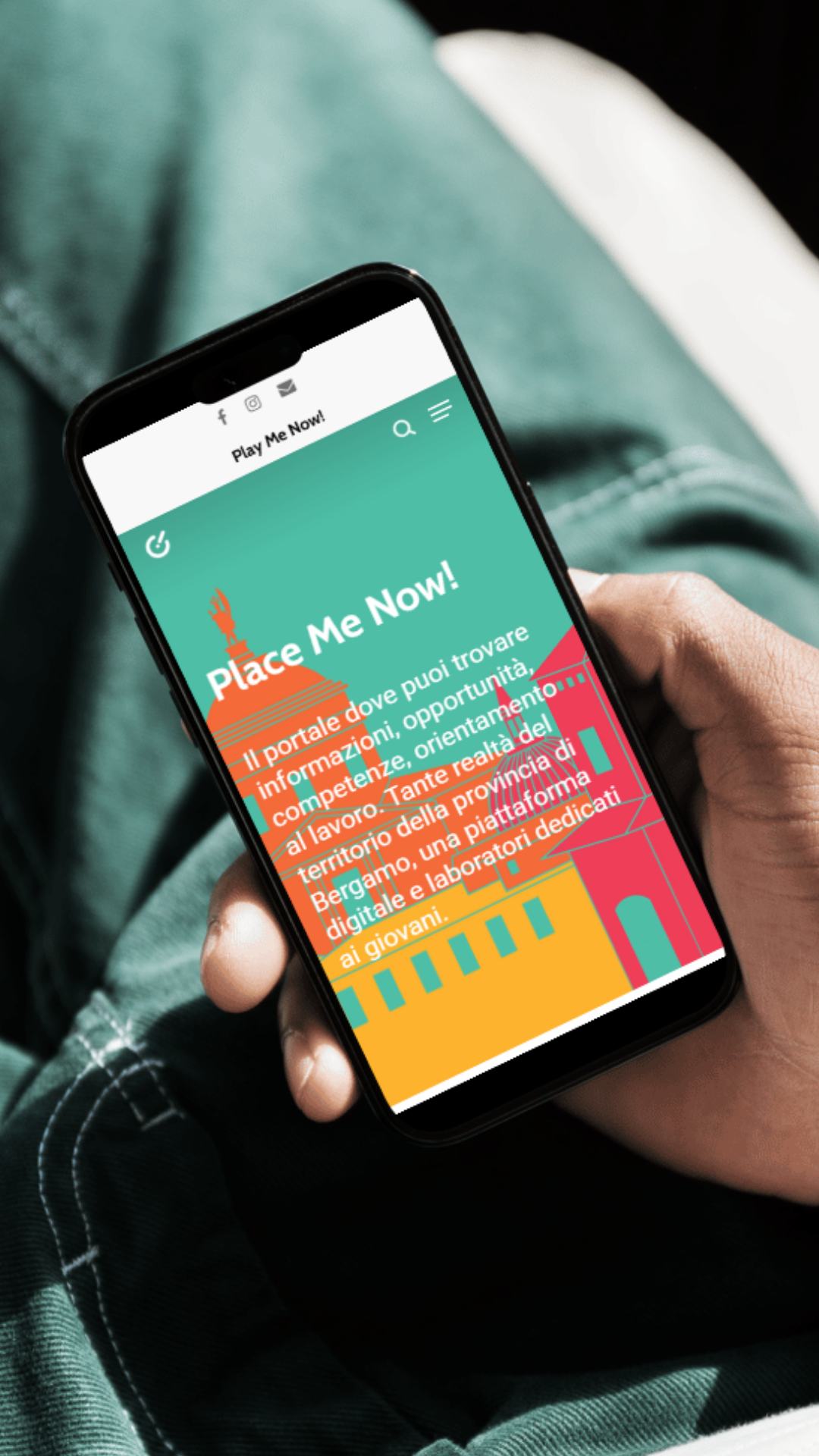 Immagine decorativa: mostra una persona con un telefono in mano che naviga il sito di placemenow.it