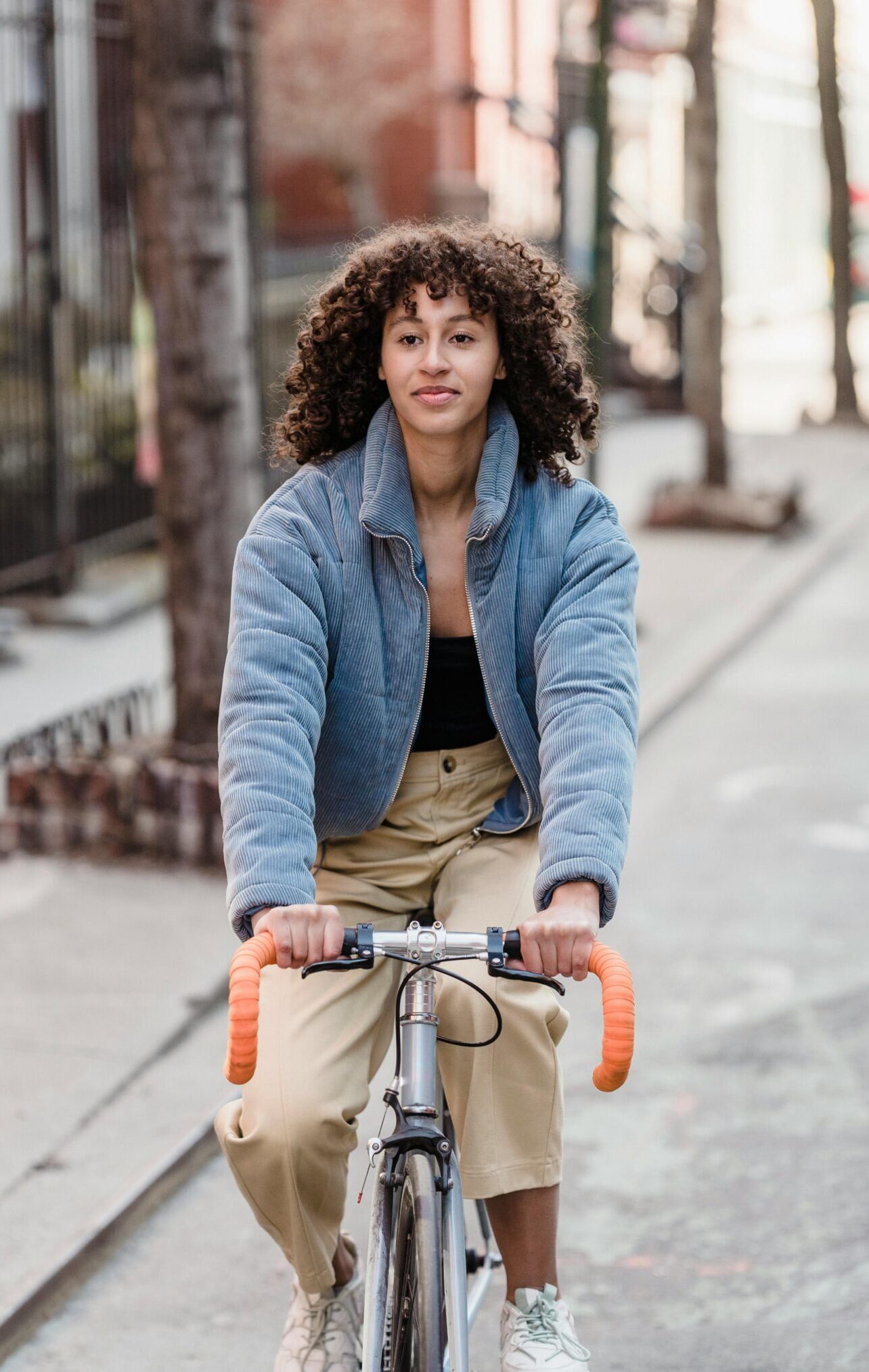 Immagine decorativa: ragazza riccia in bicicletta