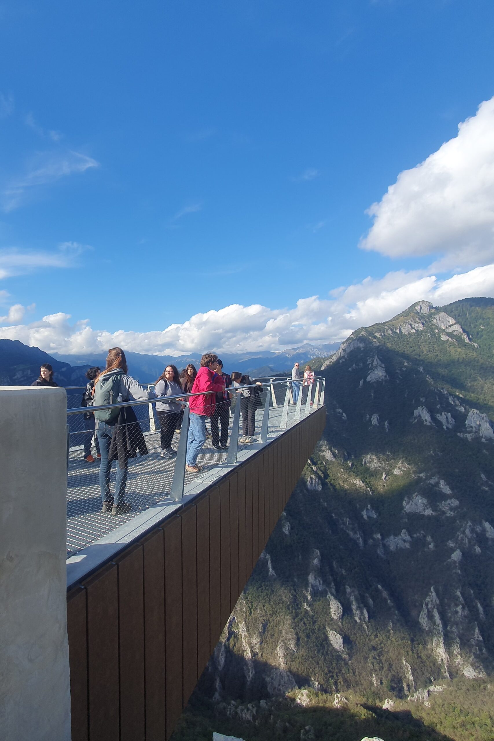 Un gruppo di giovani osserva il panorama dal 