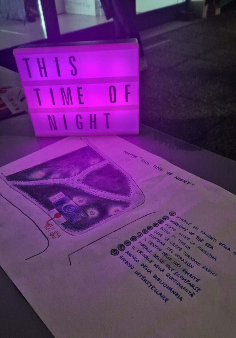 Una scritta retroilluminata di luce al neon rosa recita 