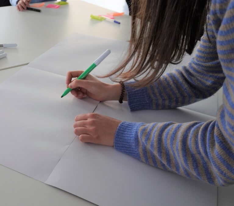 Immagine che ritrae una persone che scrive su un cartellone