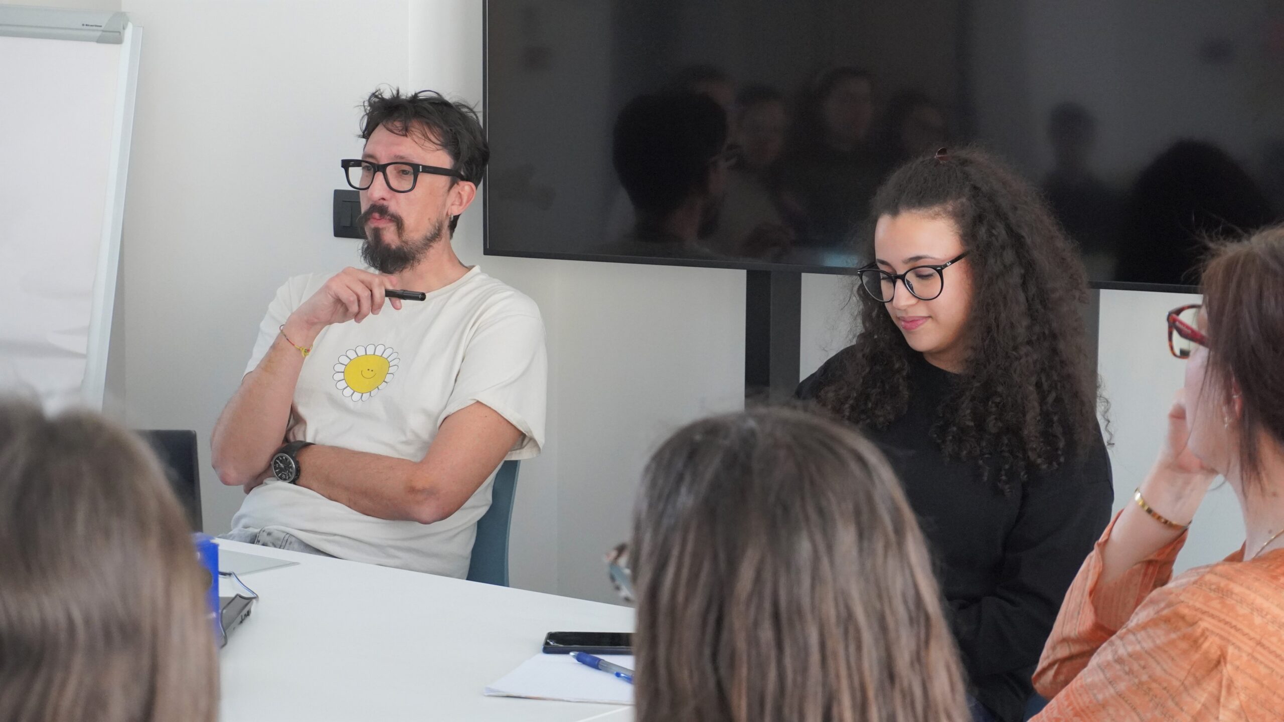 Gianpiero Kesten seduto attorno a un tavolo durante un incontro