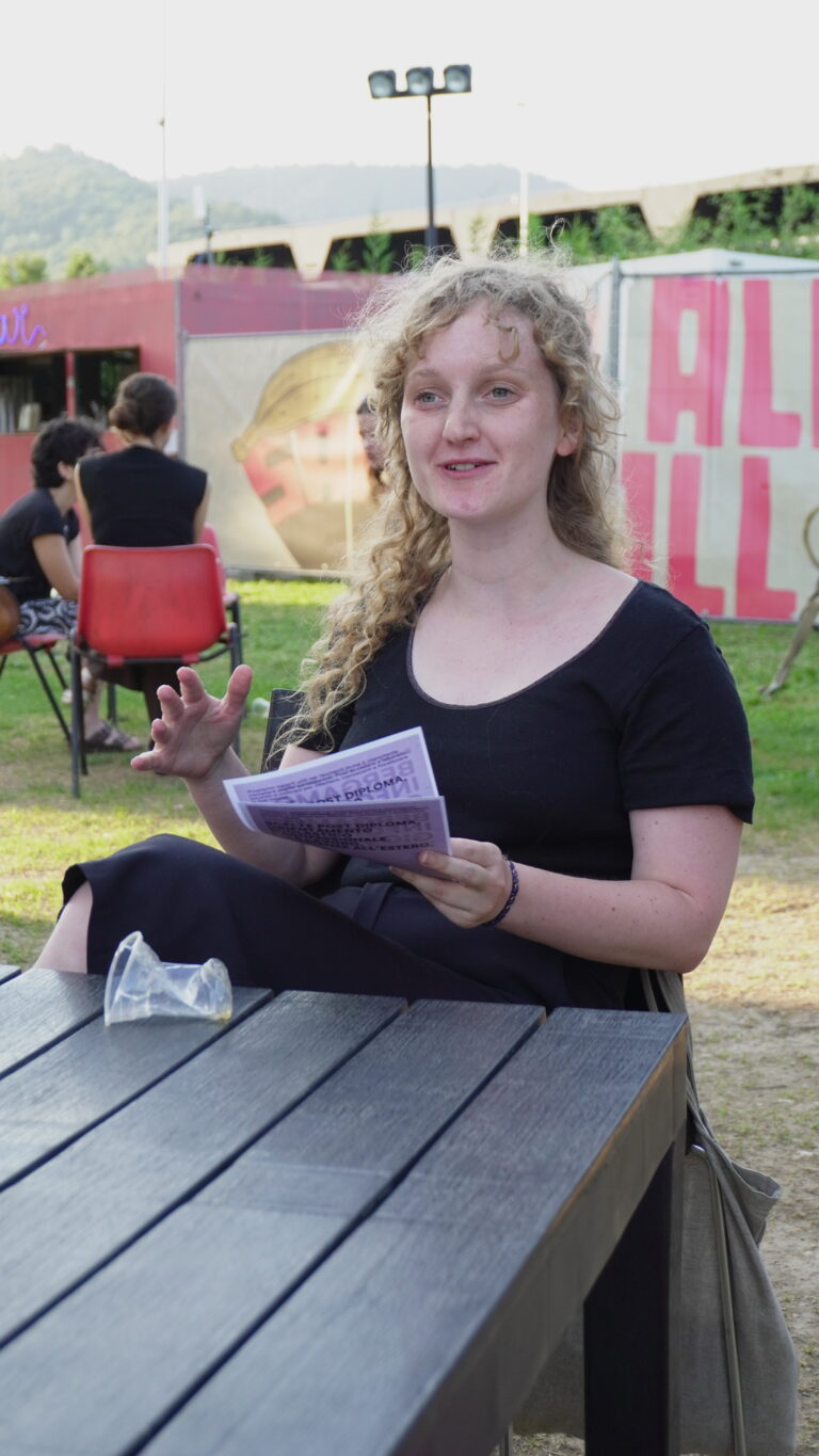 Giulietta che parla in un parco, seduta accanto a un tavolo