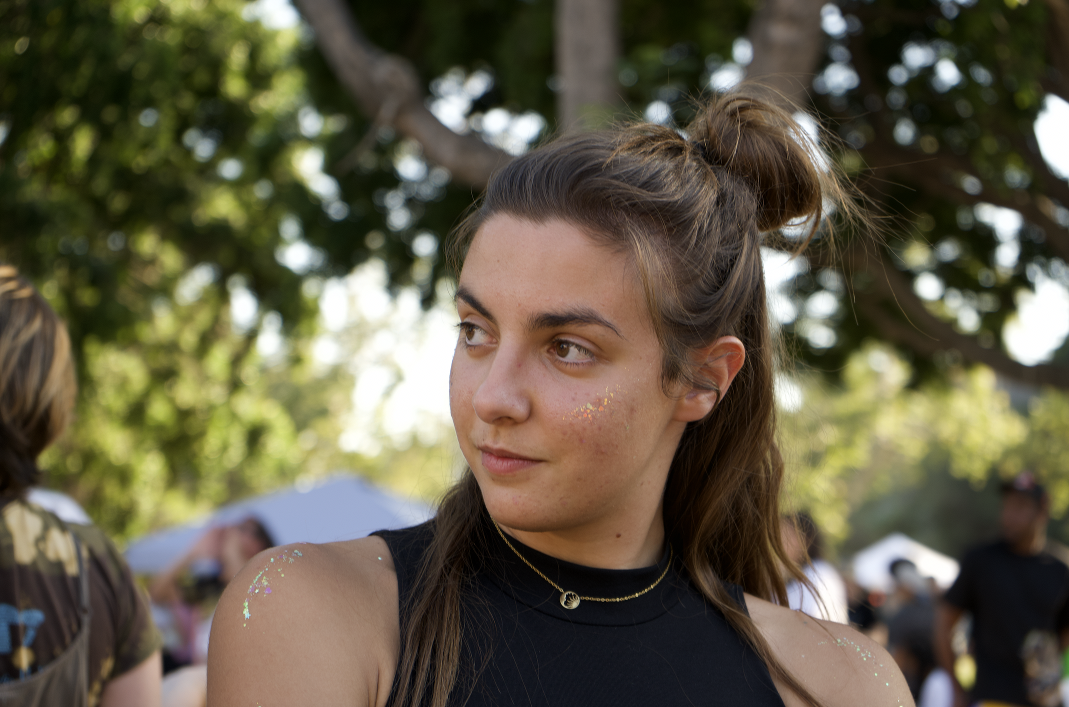 Elena al parco, ha dei brillantino sulle guance e sulle spalle