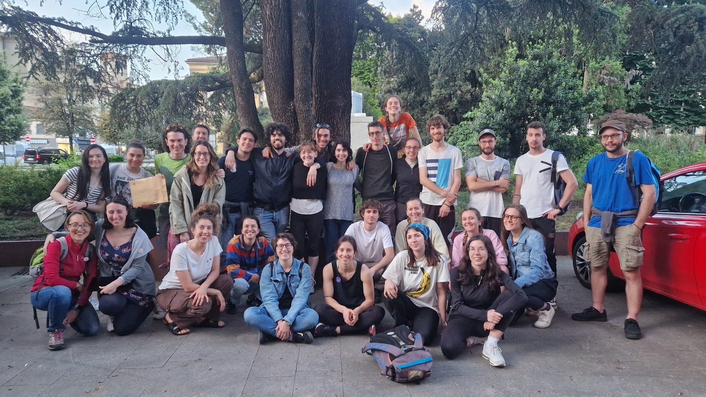 Foto di gruppo di una trentina di ragazze e ragazzi disposte su due file. Dietro di loro si scorge un parco.