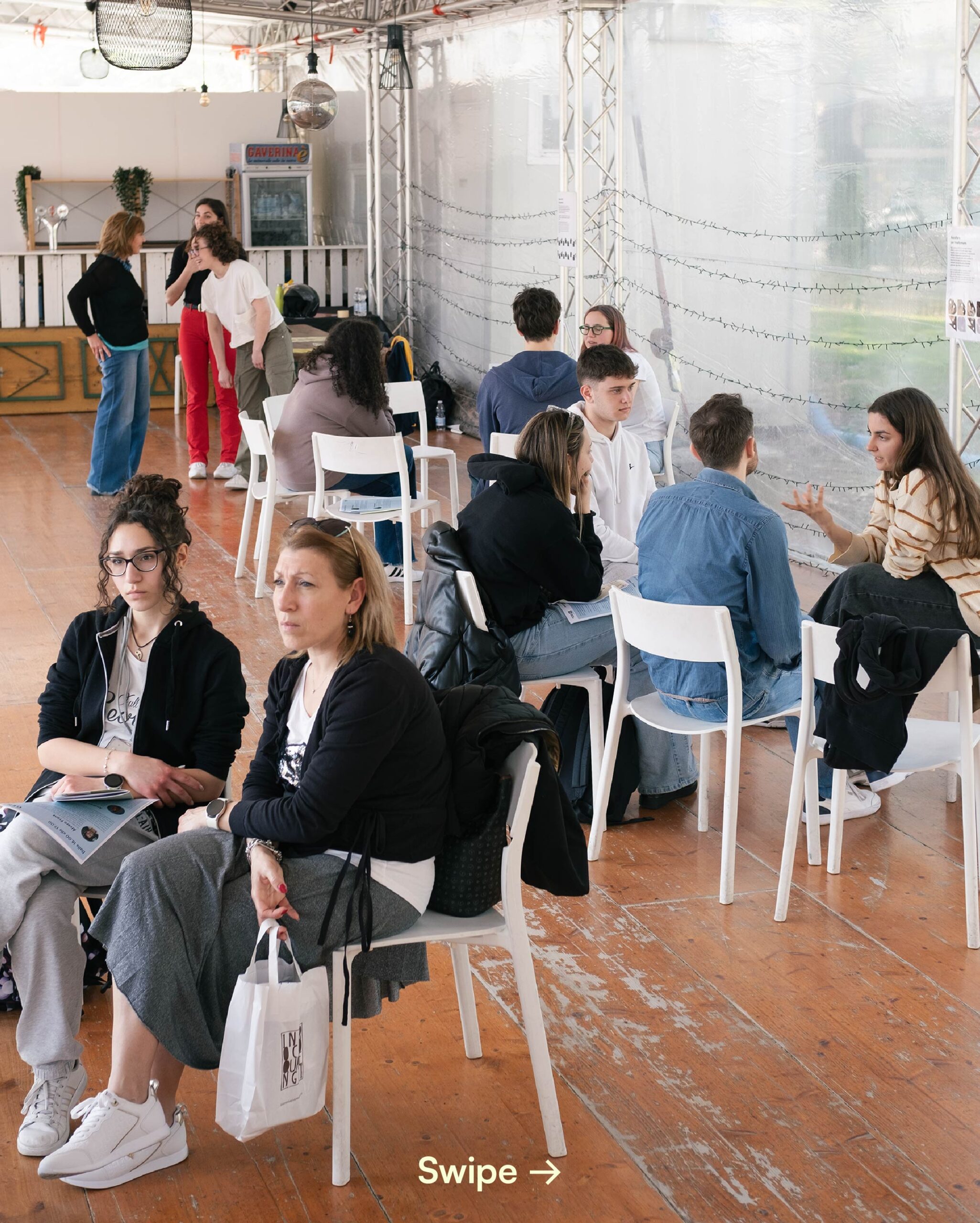 immagine di un gruppo di persone che dialoga intorno a sedie