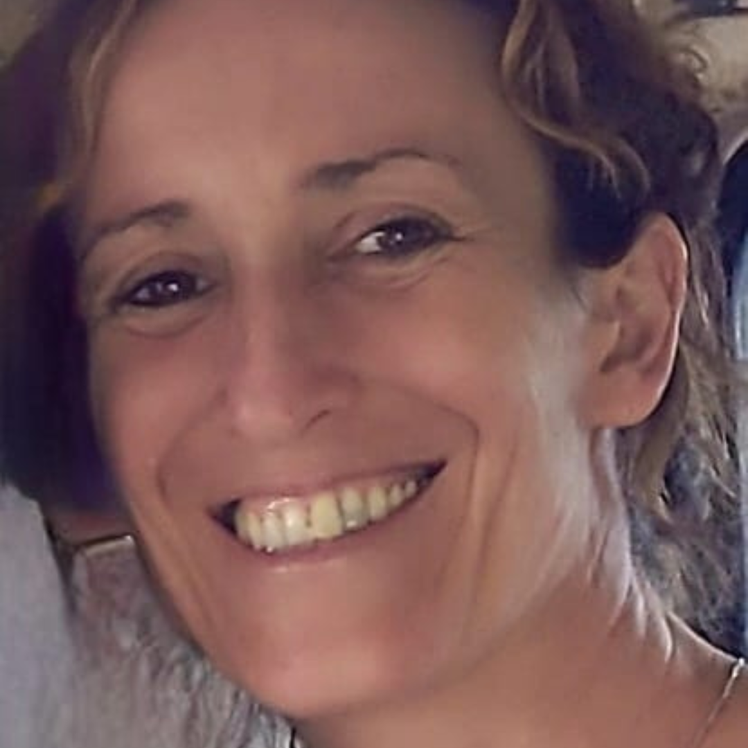 primissimo piano di Nadia. Sorride e ha i capelli legati in una coda.