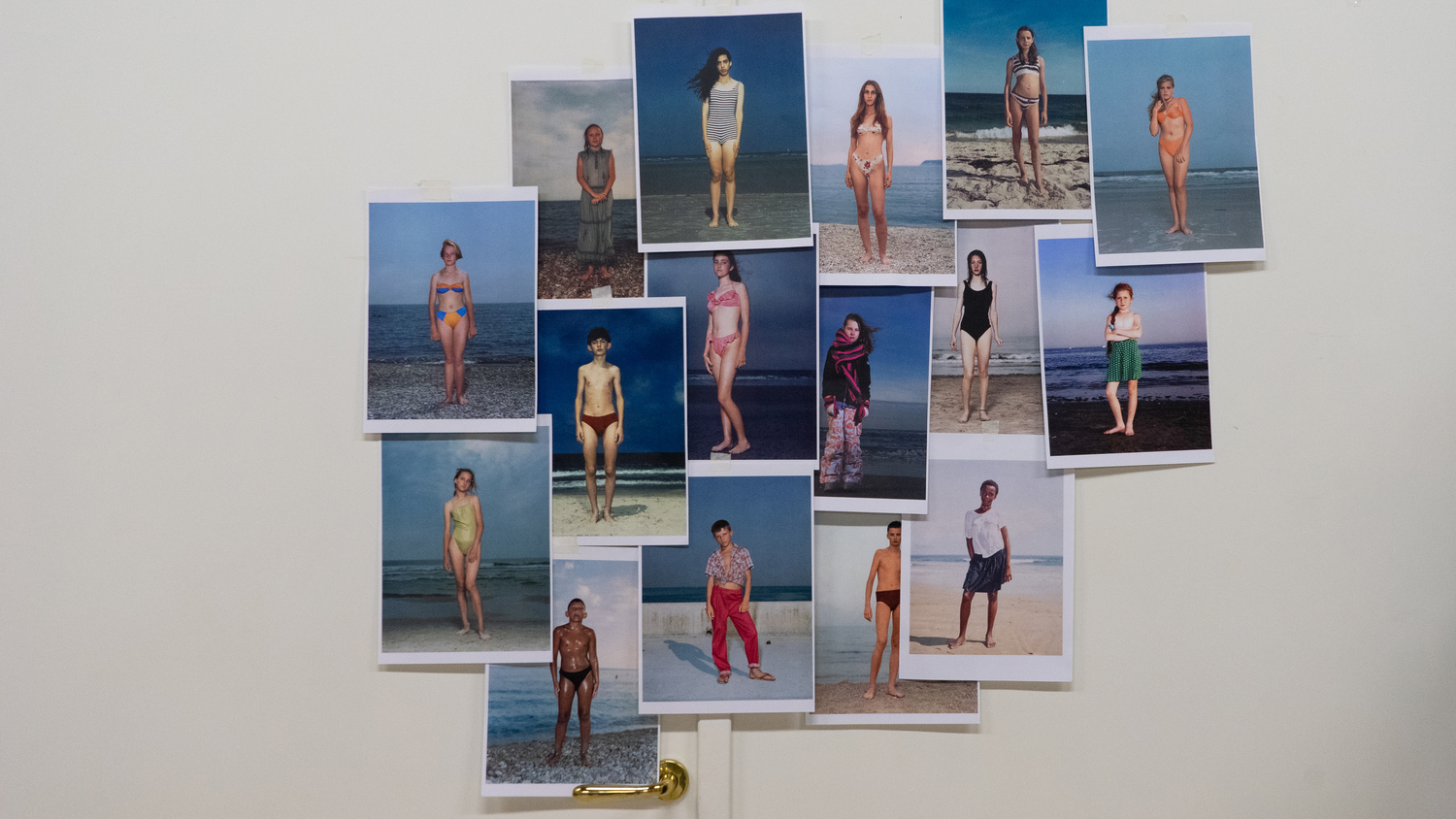 Mosaico di polaroid diverse che ritraggono giovani in spiaggia. Nella maggior parte i soggetti indossano il costume da bagno, in alcune abiti invernali.
