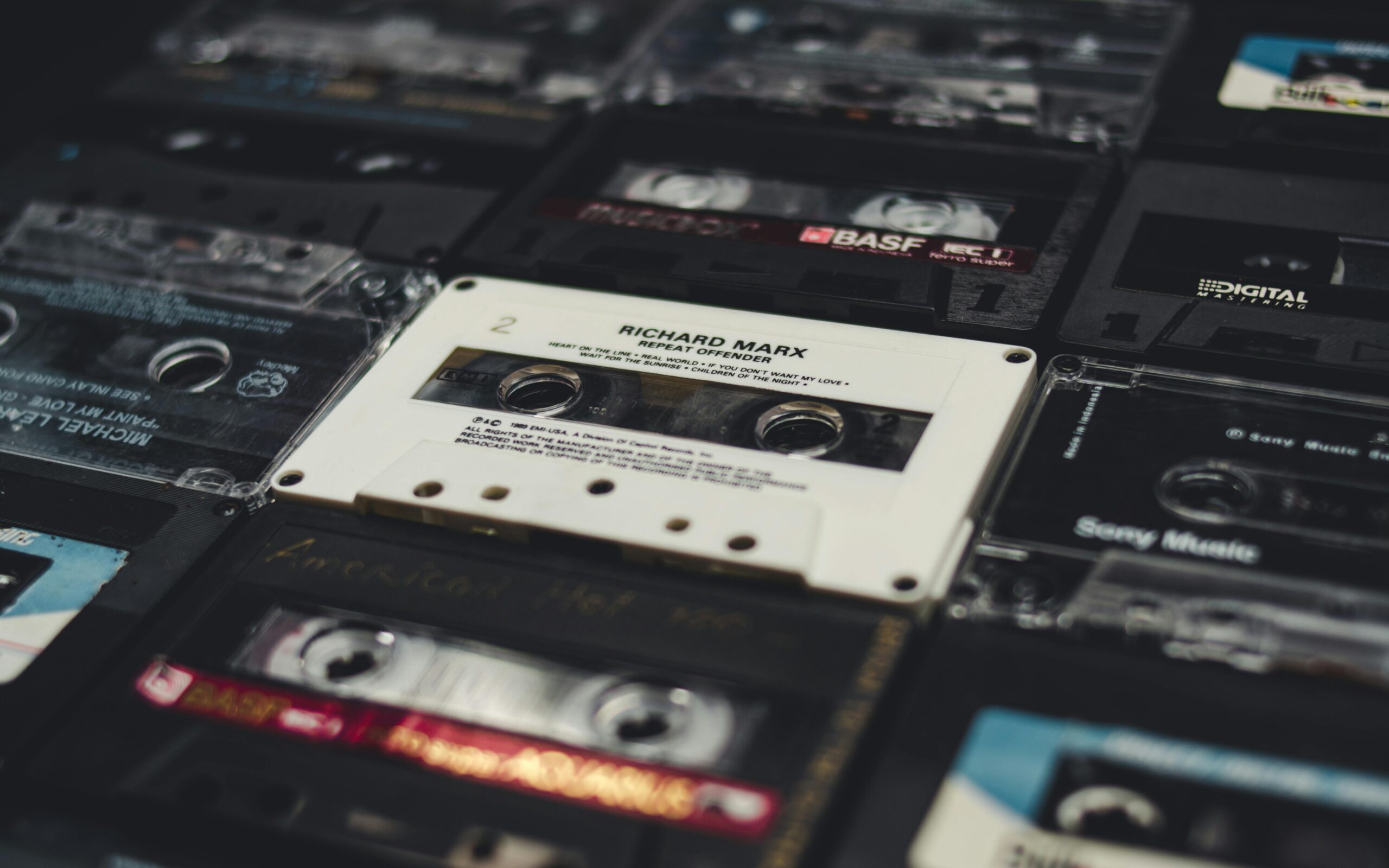 Immagine con diverse audiocassette allineate