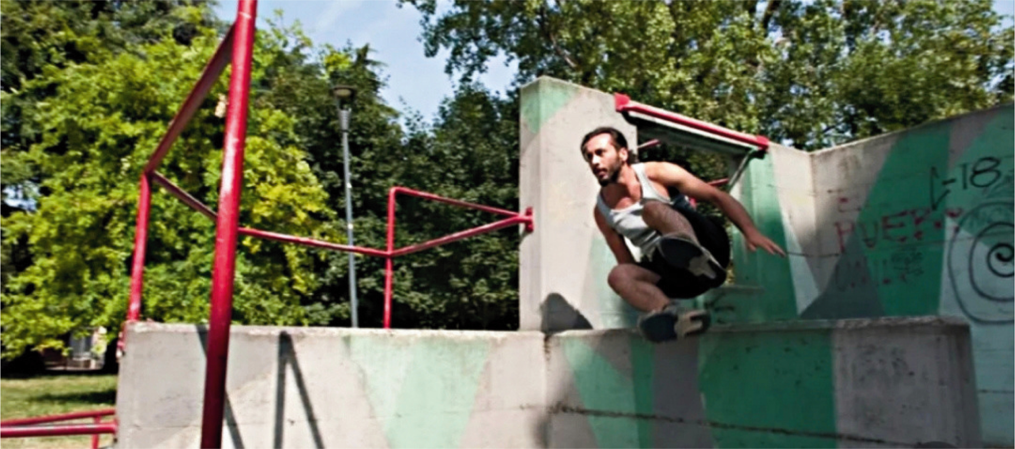 Uomo pratica parkour e freerunning saltando tra le strutture in cemento del Parco del Quintino a Bergamo.