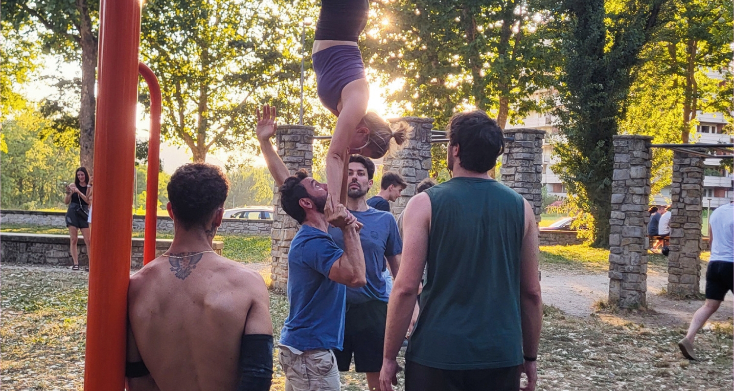 Partecipanti allo stage di Acrobalance durante un esercizio acrobatico di gruppo all’aperto