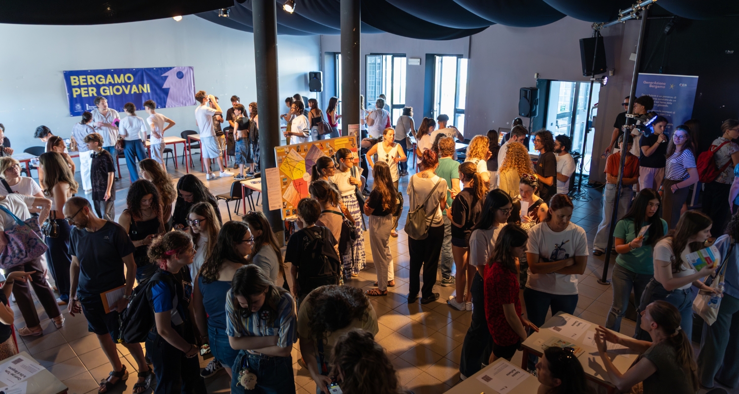 Giovani partecipanti all’open day di BG+ tra stand informativi e attività delle realtà di volontariato del territorio.